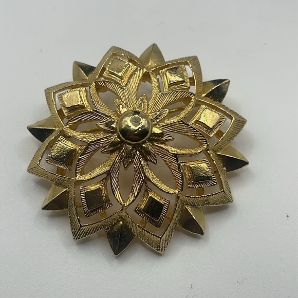 VINTAGE ESTATE LISNER COSTUME FLOWER DOMED GOLD TONED PIN BROOCH - Picture 2 of 5